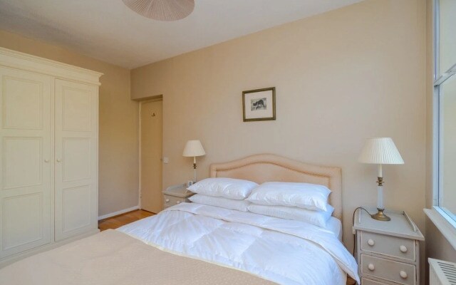 Lovely 2BR Home in Battersea W/parking, 3 Guests!
