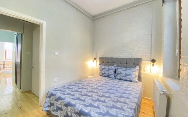 Flat With Balcony Near Flower Passage in Beyoglu