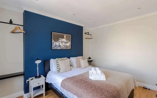 Charming Central London Retreat by Frankie Says