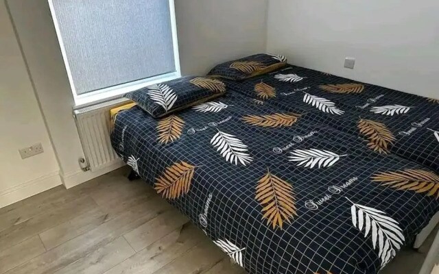 Flat - Sleeps 4 & Free Parking