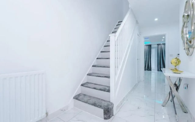 LUXURY 3 BEDROOM HOUSE Close to Manchester Center