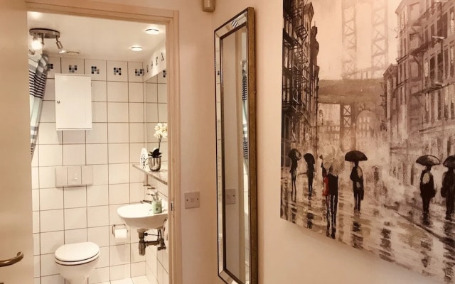 2 Bedroom Luxe Dockland Apartment with Parking