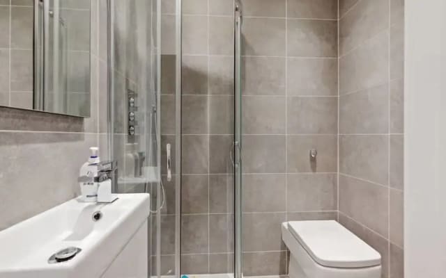 Contemporary 2bed&bath Apt W/patio in North London