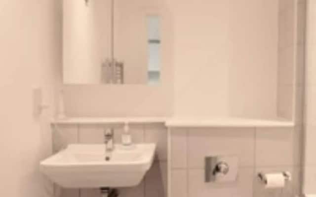 Spacious Flat In London Zone 2 With River Views