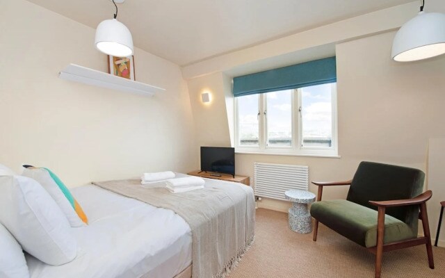 Large Studio With Garden Views in Leafy NW London
