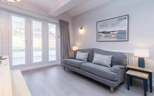 Enfield House - Charming, Modern and Light 4bed