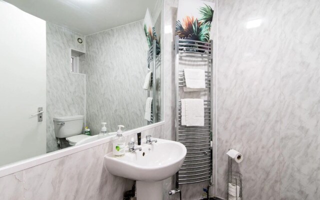 Modern Apartment With Private hot tub & Parking