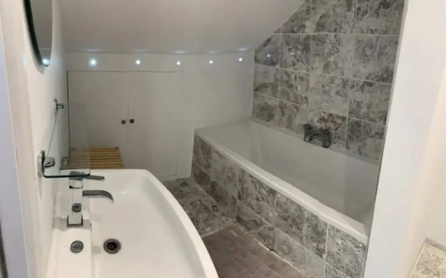 Spacious and Bright 2 Bedroom Flat in Maida Vale