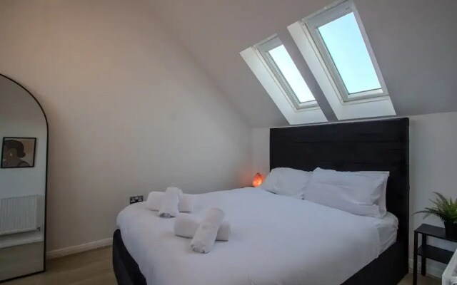 Modern 2-bed House In Swinton - Private Parking