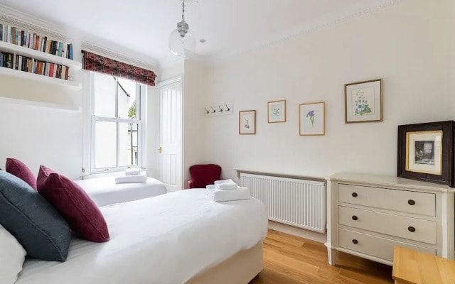 JOIVY Stunning 3 bed House Close to Westfield