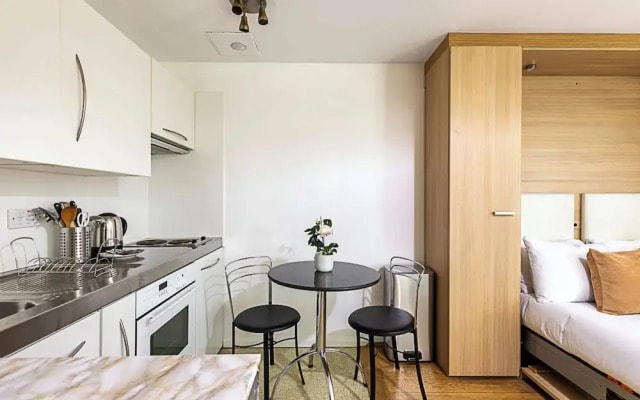 Modern Studio Apartment - St Georges Wharf