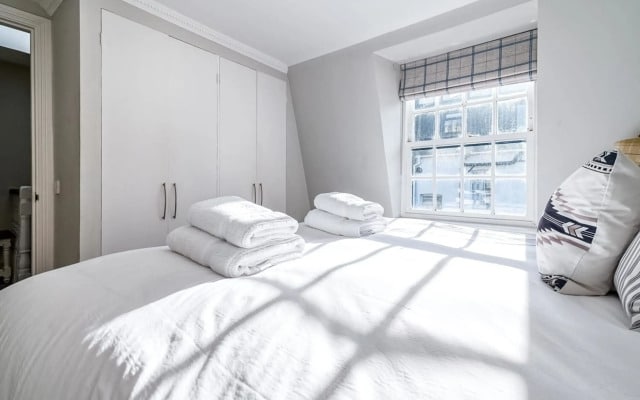 Cozy and Spacious Kensington Maisonette