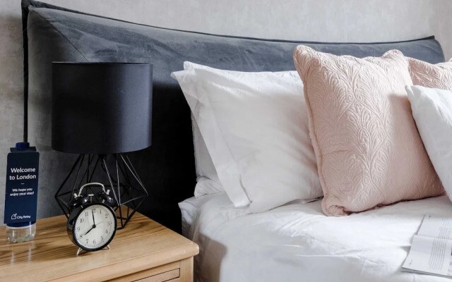 Rosy and Cosy West London Apartment