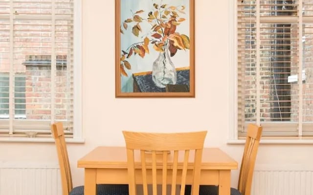 Veeve - Rosey Rosslyn Flat