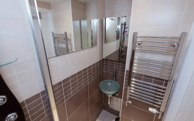 23/43 Stunning Mezzanine Studio in Notting Hill