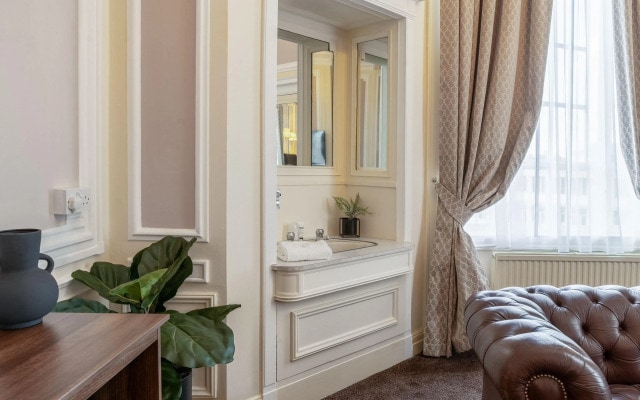 Adelphi Hotel