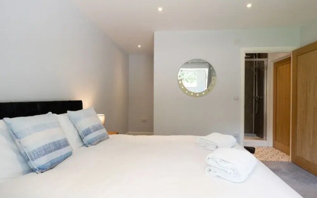 Field View 5-bed House - Free Parking