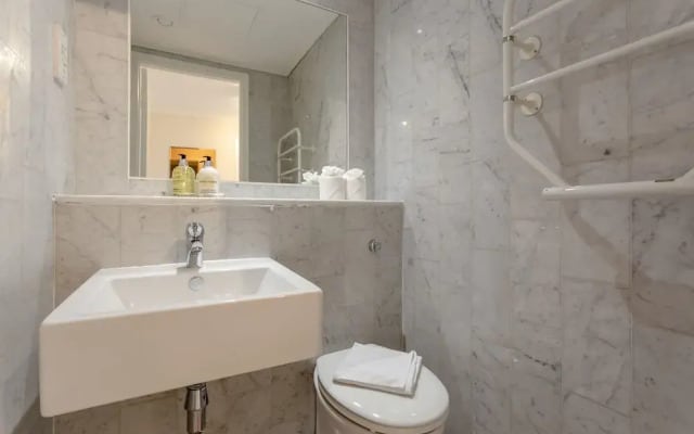 2 Bedroom Thames Apartment With Stunning Views