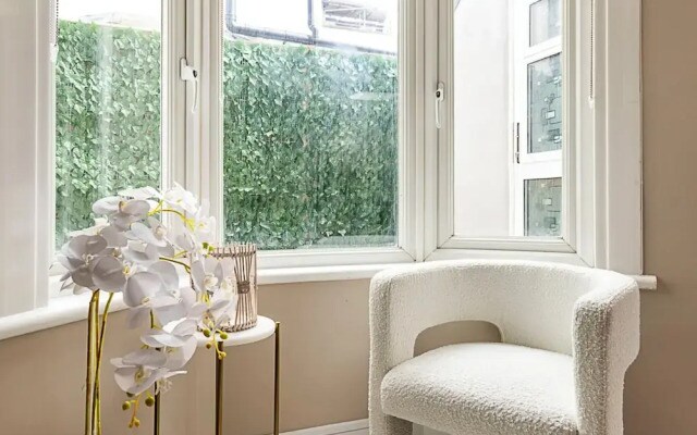 Luxurious 3 Bed Flat With Patio and Garden