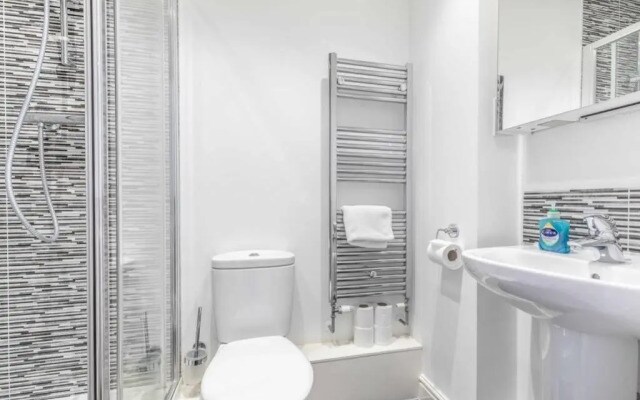 2 Bed & 2 Bath Modern Apartment - Free Parking
