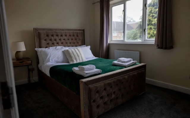 Sleeps8-kingbeds-sofabed-garden-aircon-freeparking