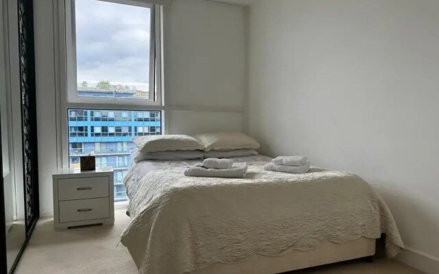 Royal Docks Luxury 3 Bedroom Apartment