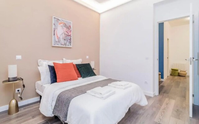 INCREDIBLE Apartment just steps from Gran Via by Batuecas