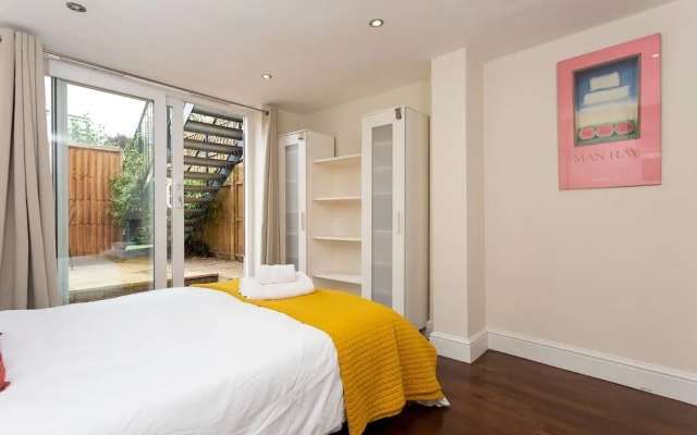 Spacious 1 Bedroom Garden Flat In Clapham Town