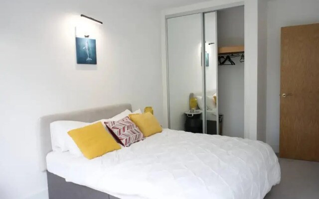 Luxury London Royal Wharf Apartment