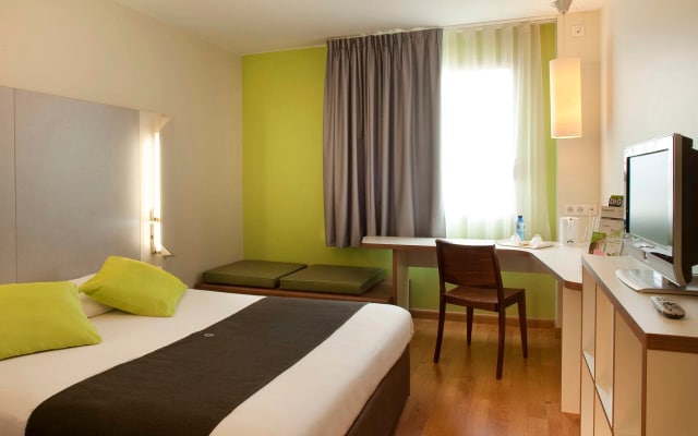 Отель Travelodge BCN Cornella Fira