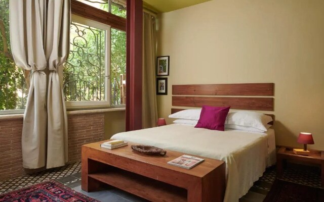 Palm Gallery Hotel