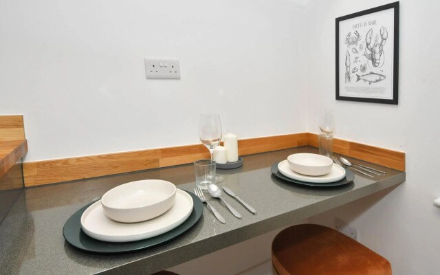 Antrobus Deluxe Apartments by YourStays