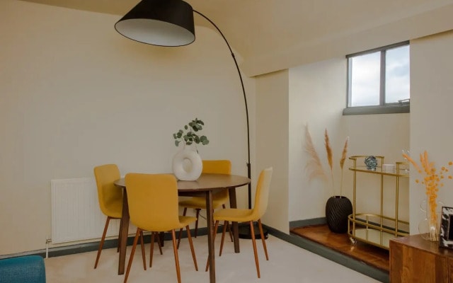 The Crescent Moon - Elegant 1bdr Flat