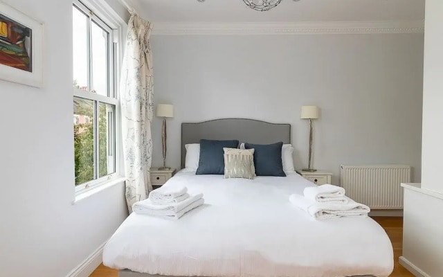 JOIVY Stunning 3 bed House Close to Westfield