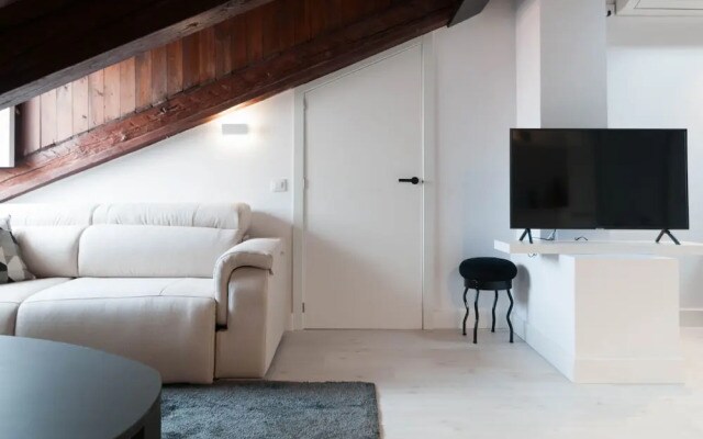 Hellenhost - Gran Via