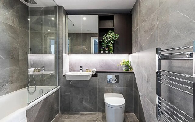 Chic and Sleek Sky-high Apartment