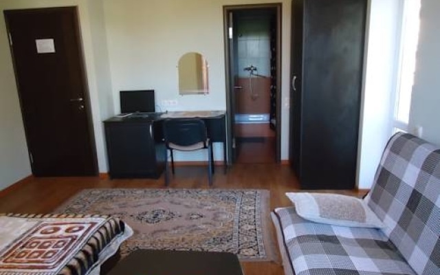 Na Belih Akatsiy Guest House