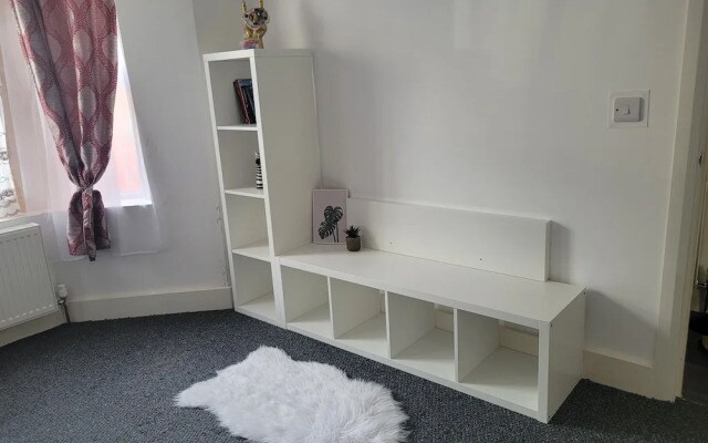 Lovely 2-bed Fully Refurbished House in London
