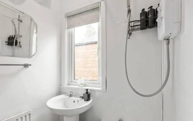 Family - Sleeps 6 - Garden - Parking