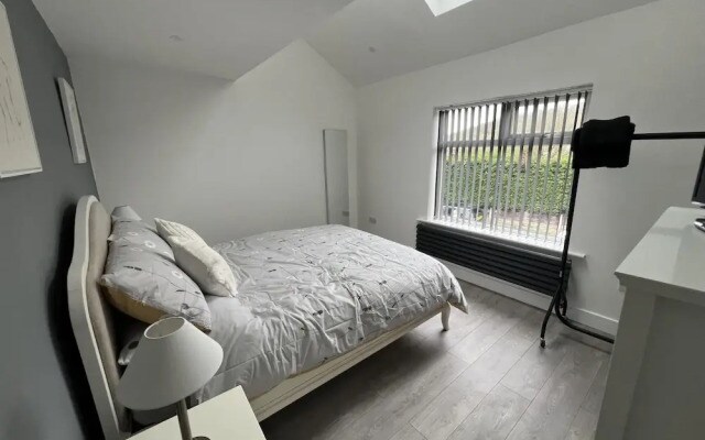 Whole House -sleeps4-parking-garden-bikinghiking