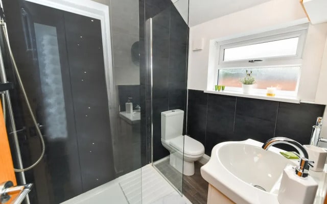 Long Eaton Modern 4bed House