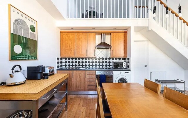 Stylish Chelsea Flat With Luxe Comfort Charm