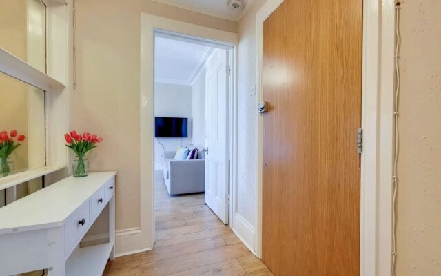 Apartment w Workspace in Ealing
