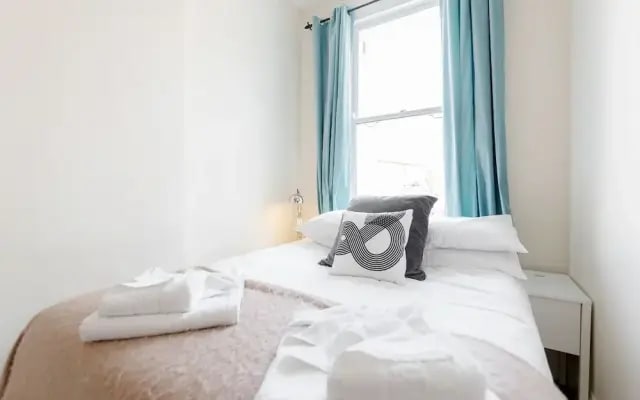 Earls Court Apartments by BaseToGo