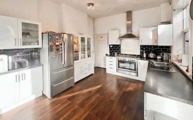 House-sleeps10-hottub-garden-parking-10mintotown