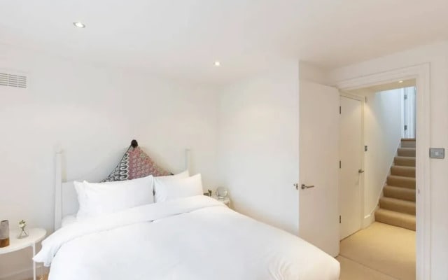 Modern & Cosy Three Bedroom Apartment in Queen's Park