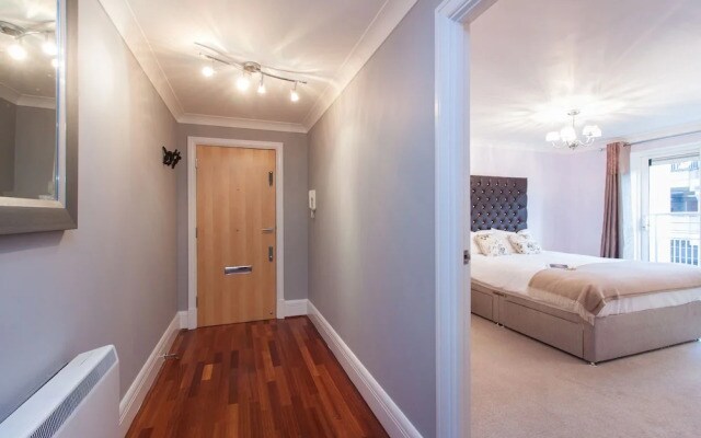 Canary Wharf Luxury River view apartment