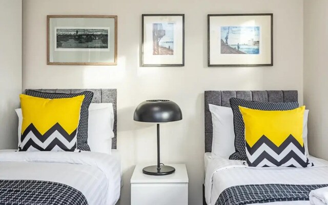 Incredible Light Filled Studio Apartment + Free Parking Sleeps 4