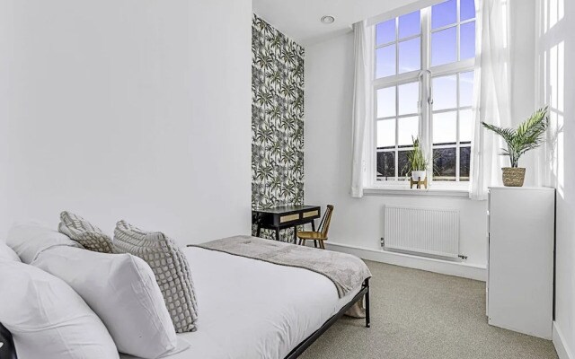 Vibrant 2-bed Flat: Acton's Best Stay!