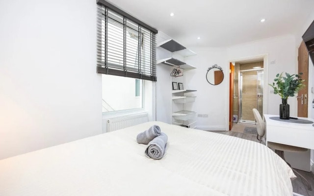 3 Bed 3 Bathroom Flat in Kensington B